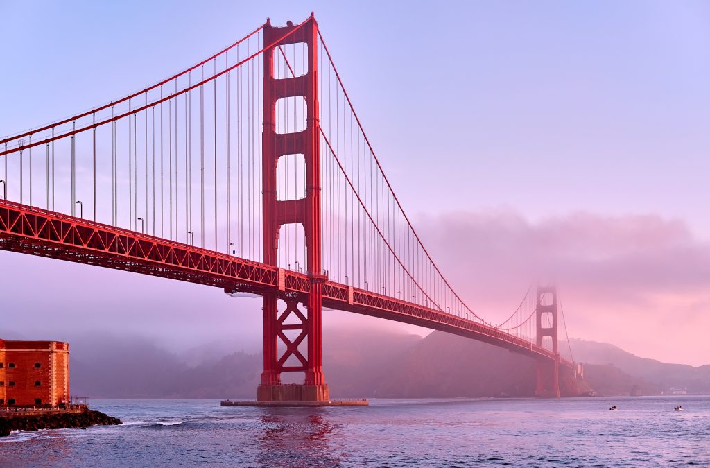 A Golden Gate, em São Francisco, Califórnia (EUA) é uma das pontes suspensas mais famosas que existem, sendo cenário de vários filmes e séries, como o longa George, O Rei da Floresta (1997), dirigido por Sam Weisman.