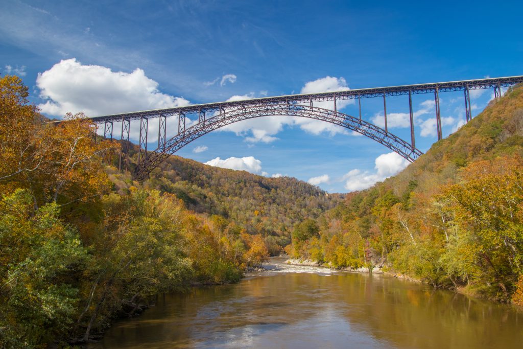 Fayetteville fica em Virgínia e é a ponte rodoviária mais alta do mundo a 267m do chão. 