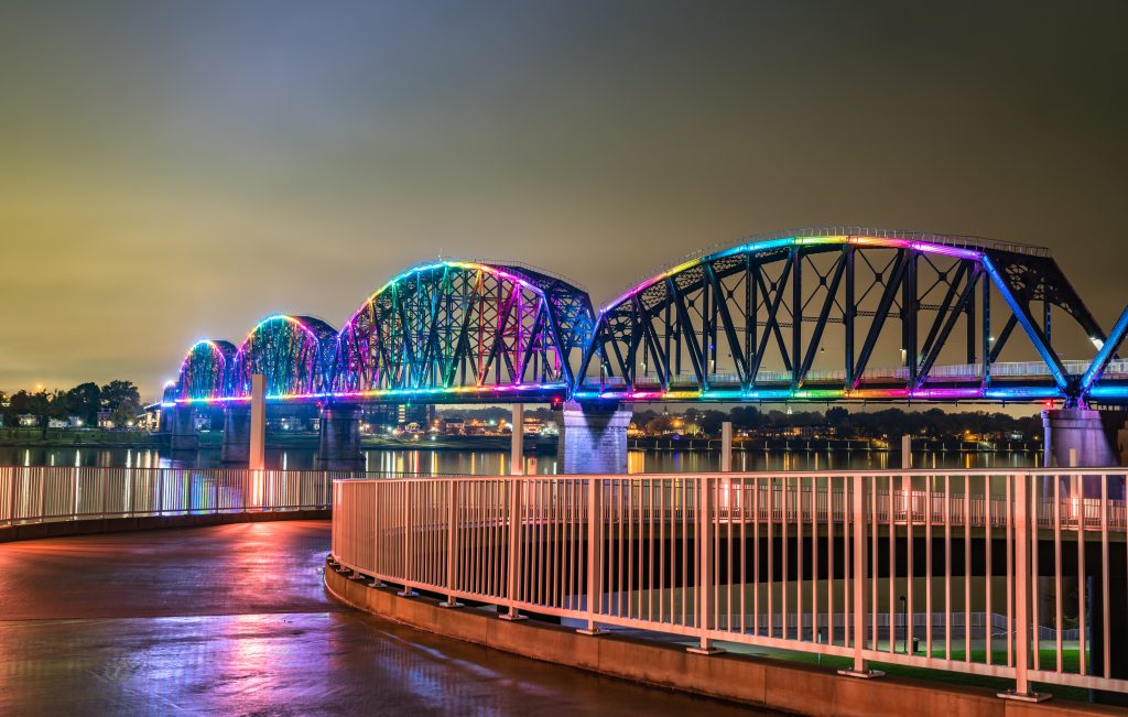Também conhecida como Ponte Big Four, ela conecta Louisville, Kentucky, Jeffersonville e Indiana. Atualmente, é utilizada como passarela de pedestres e bicicletas, sendo assim desde 2014.