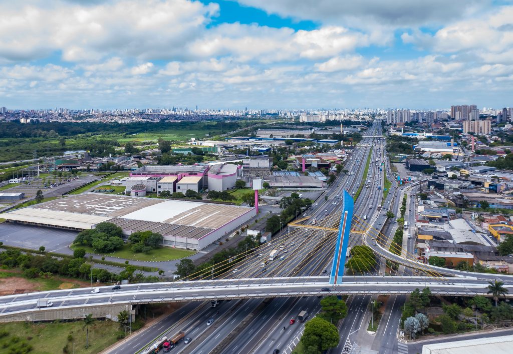 O Viaduto Cidade de Guarulhos possui seus cabos em formato de leque. É um dos símbolos do município que é lar do aeroporto internacional.