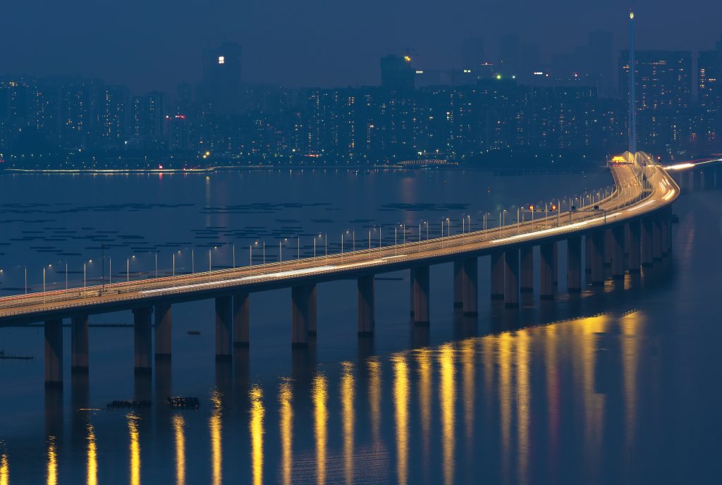 A ponte Shenzhen – Zhongshan conectará duas grandes cidades do Delta do Rio das Pérolas na China: Shenzhen, no lado leste e a cidade de Zhongshan, no lado ocidental.