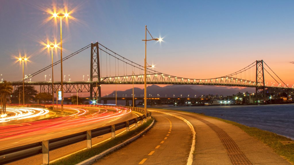 A ponte Hercílio Luz é um dos símbolos turísticos de Florianópolis, em Santa Catarina. Inaugurada em 1926, é uma das maiores que existem nesse modelo. Sua criação facilitou o transporte dos habitantes da ilha que dependiam da balsa para transitar para o restante do estado.