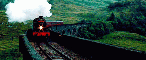 Cena da franquia Harry Potter, em que o Expresso de Hogwarts passa o viaduto Glenfinnan. A fictícia escola de magia e bruxaria fica localizada na Escócia. 